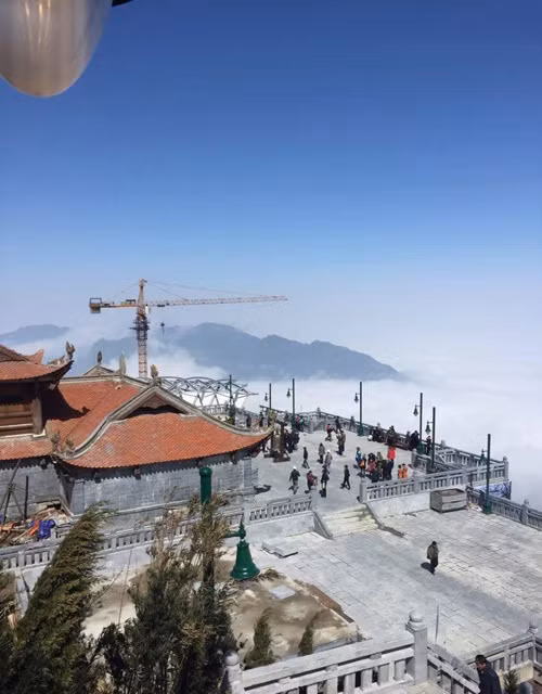 Ngoài đỉnh Fansipan, khu Fansipan Legend còn có những cảnh đẹp như Vườn tre, Bảo An Thiền Tự, Bích Vân Thiền Tự, nhà hàng, khu mua sắm và sẽ “ngốn” của bạn hơn nửa ngày trong chuyến du lịch Sapa. Nhưng với những điều tuyệt vời bạn được trải nghiệm thì quả thực, thời gian và một chút chi phí bỏ ra là điều rất “đáng tiền của”.