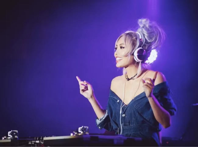 Và dù là với trang phục nào đi chăng nữa thì nàng DJ luôn giữ được nét quyến rũ, bốc lửa.