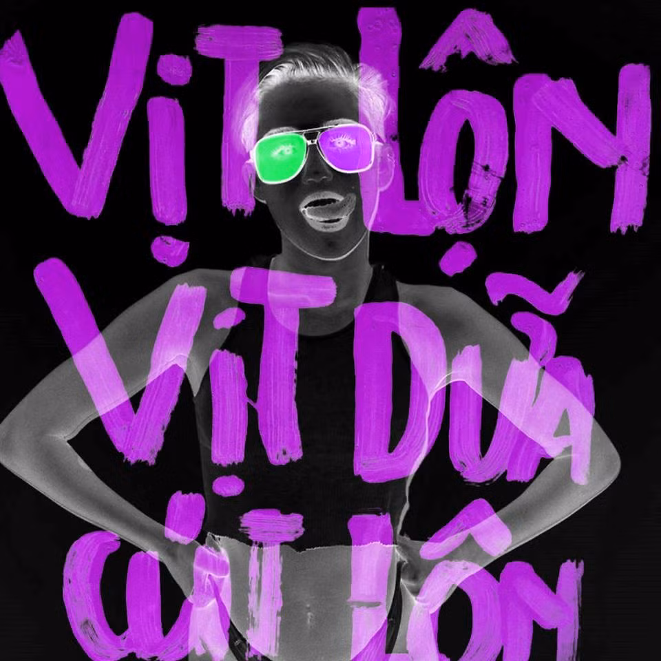 Dường như, cô ca sĩ nổi loạn Miley Cyrus trở nên cá tính hơn nhờ dòng chữ “Vịt lộn, vịt dữa, cút lộn”.