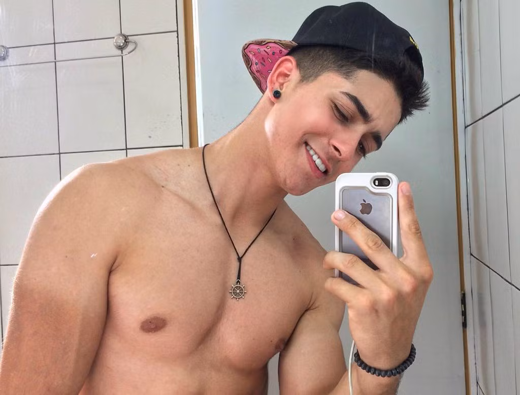 " Nam thần Brazil" sở hữu gương mặt nam tính, đôi mắt sâu cùng thân hình 6 múi quyến rũ.