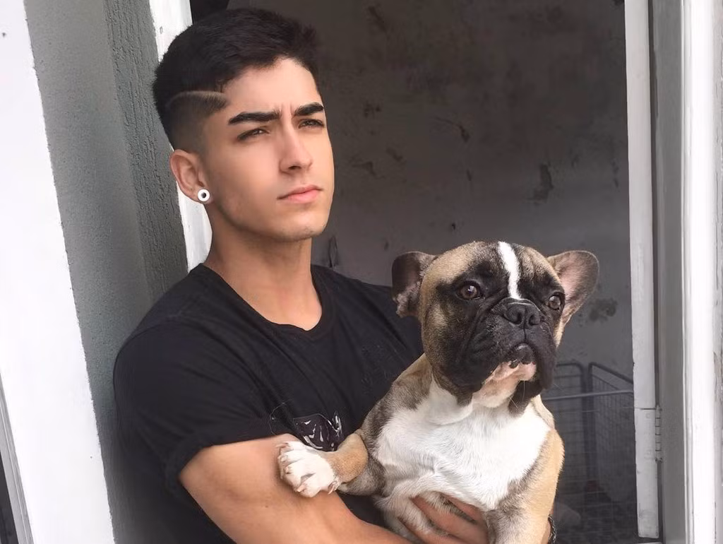 Qua các bức hình được chia sẻ trên trang cá nhân, hot boy Brazil khá yêu động vật và có "tâm hồn ăn uống".