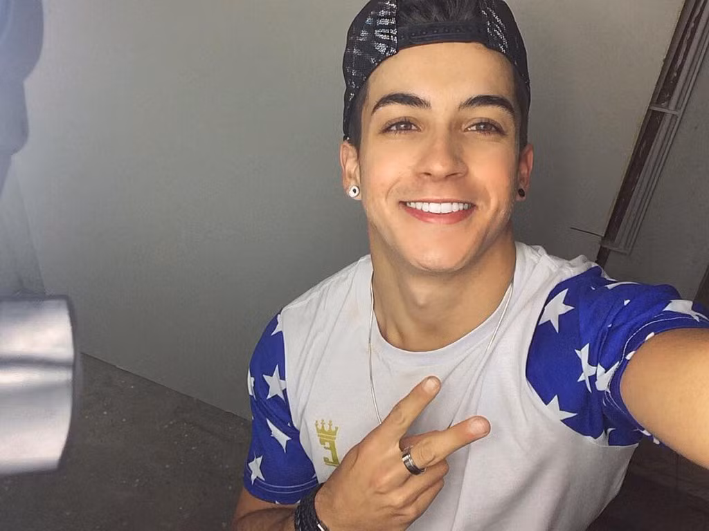 Sau khi niềng răng, Haenrique tự tin khoe nụ cười “tỏa nắng” trong các bức hình selfie.