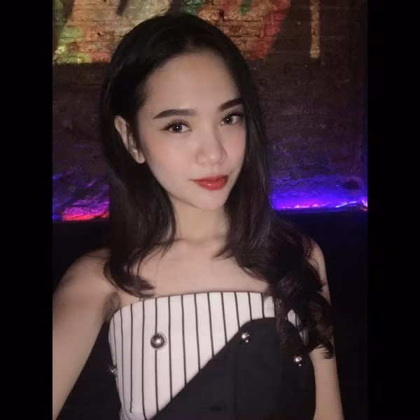 Cô ấy là Lê Phương Thảo chính là bà chủ quán bar nơi Seungri đến “quẩy”. Sinh năm 1995, Phương Thảo từng là sinh viên trường ĐH Kinh tế TP HCM.