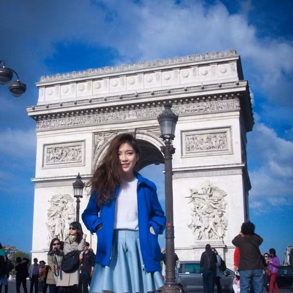 Trương Cẩm Tú, cô gái Hà Nội từng là sinh viên trường đại học RMIT, cựu học sinh trường THPT Việt Đức. Sinh năm 1992, cô nàng xinh đẹp này đã giữ chức giám đốc marketing cho công ty của gia đình. Hiện tại trang facebook của cô thu hút tới hơn 10 nghìn lượt theo dõi.