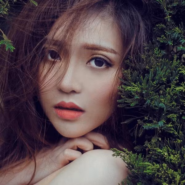 Không phải ai cũng may mắn như hai cô nàng xinh đẹp dưới đây khi được chụp hình tình tứ chung khi Seungri đến Hà Nội. Và đây là cô nàng thứ nhất!