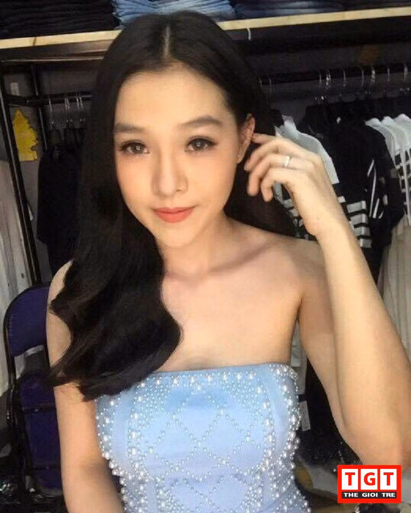 Ngoại hình ưa nhìn với gương mặt hoàn hảo như búp bê, làn da trắng và vóc dáng cân đối là ấn tượng người tiếp xúc thường nhớ khi nghĩ về 9X Cà Mau này..