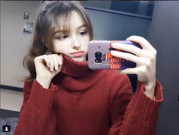 Trang cá nhân của Elina khá sôi động bởi cô liên tục cập nhật những thông tin và hình ảnh mới nhất của mình đến những người yêu mến cô. Và sau bức ảnh chụp lén khá tự nhiên, Elina một lần nữa khiến các fan ruột của mình xôn xao, cũng như tăng thêm lượt theo dõi cho mình ở tất cả các kênh.