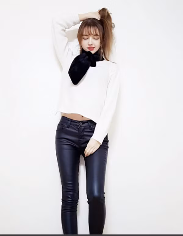 Cùng ngắm một số hình ảnh xinh đẹp của cô gái bị chụp lén đang nổi như cồn trên mạng xã hội, trong đó có các diễn đàn Việt Nam.