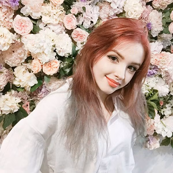 Tất nhiên, lượng fan nam cũng không hề thua kém, và họ luôn dành cho Elina những lời khen ngợi không tiếc lời. 'Ước gì có cô bạn gái xinh thế này'; 'Đã xinh còn giỏi giang nữa, mình sẽ mãi là fan của cậu';...