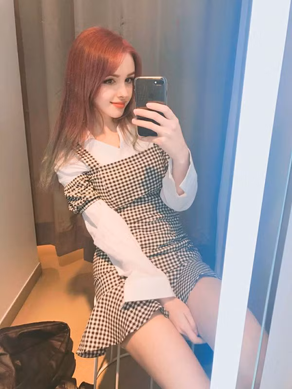 Thu hút người xem không chỉ vì gương mặt hài hòa, ưa nhìn, Elina còn sở hữu phong cách thời trang khá ấn tượng, khi năng động, cá tính, khi nhẹ nhàng, điệu đà. Hơn thế nữa, cô nàng này còn sở hữu giọng hát khá ngọt ngào và thường xuyên chia sẻ các clip cover lên kênh youtube hơn 10 ngàn lượt theo dõi của mình. Ngoài hát, Elina còn chia sẻ kinh nghiệm trang điểm, đây là một trong những yếu tố khiến trang cá nhân của cô luôn nhận được sự quan tâm từ các bạn trẻ, đặc biệt là phái nữ.