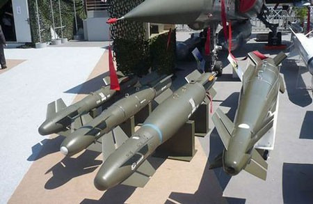 Như vậy lực lượng Không quân Pháp phải chờ thêm gần hai thập kỷ nữa mới được trang bị máy bay chiến đấu tàng hình; còn hiện tại Không quân Pháp chỉ trông chờ vào khả năng cơ động vượt trội của Rafale và các hệ thống tác chiến điện tử mạnh mẽ, mới có thể giúp Rafale có thể sống sót trong một kỷ nguyên máy bay tàng hình và tên lửa không đối không tầm xa đang lên ngôi.