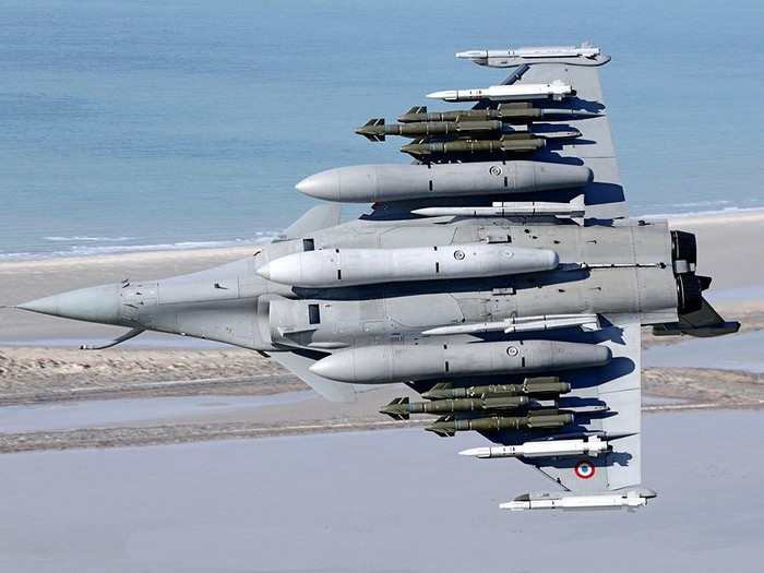 Sự nhanh nhẹn của Rafale sẽ không giúp ích nhiều, nếu trong một trận không chiến mà Rafale ở ngoài tầm nhìn, dễ bị máy bay tàng hình được trang bị tên lửa tầm xa của đối phương phát hiện và tiêu diệt trước. Thế hệ F4 tập trung vào kết nối mạng, chia sẻ thông tin tương tự như trên F-35, mũ phi công cũng được nâng cấp với màn hình kỹ thuật số.