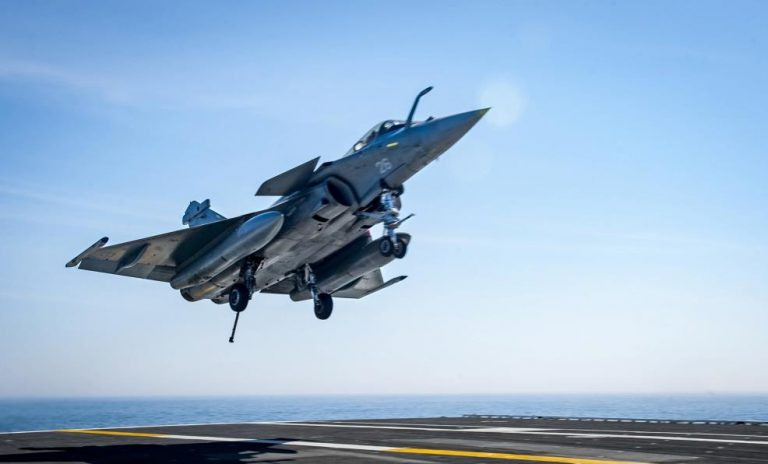 Rafale có khả năng cơ động cao hơn nhiều so với F-35, với tốc độ leo cao vượt trội, khả năng đổi hướng nhanh và khả năng siêu hành trình ở tốc độ Mach 1.4, trong khi mang đầy đủ vũ khí.