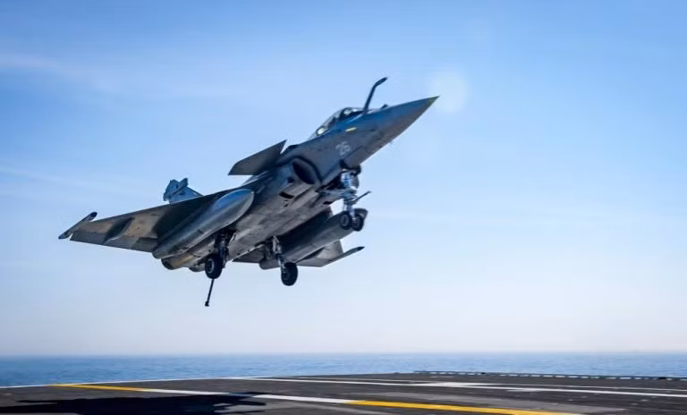 Rafale có khả năng cơ động cao hơn nhiều so với F-35, với tốc độ leo cao vượt trội, khả năng đổi hướng nhanh và khả năng siêu hành trình ở tốc độ Mach 1.4, trong khi mang đầy đủ vũ khí.