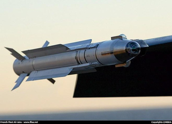 Đối với các cuộc giao chiến tầm xa hơn, Rafales sử dụng tên lửa Thiên Thạch có tốc độ Mach 4, tầm bắn đến 150 km. Về vũ khí tiến công mặt đất, vũ khí được trang bị cho F4 đó là bom có điều khiển AASM Hammer nặng 1.000 kg, sử dụng cơ cấu dẫn đường như bom JDAM của Mỹ, cho phép đánh trúng mục tiêu ở cự ly lên đến 110 km.