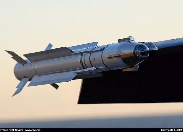 Đối với các cuộc giao chiến tầm xa hơn, Rafales sử dụng tên lửa Thiên Thạch có tốc độ Mach 4, tầm bắn đến 150 km. Về vũ khí tiến công mặt đất, vũ khí được trang bị cho F4 đó là bom có điều khiển AASM Hammer nặng 1.000 kg, sử dụng cơ cấu dẫn đường như bom JDAM của Mỹ, cho phép đánh trúng mục tiêu ở cự ly lên đến 110 km.