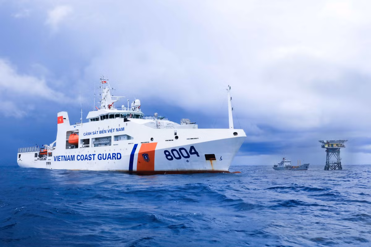 Vũ khí sát thương cứng là trang bị có khả năng sát thương nhất định, ví dụ như súng; vũ khí sát thương mềm là những trang bị có thể gây ra mối nguy hại tương đối nhỏ, ví dụ như vòi rồng, đèn pha công suất lớn, thiết bị gây nhiễu thông tin v.v... Tàu lớp Hamilton của Mỹ trang bị 1 pháo hạm 76mm, 2 pháo hạm 25mm, 1 pháo 6 nòng 20mm, 4 súng máy phòng không 12.7mm. Tàu Shikishima của Nhật Bản trang bị 2 pháo hạm hai nòng 35mm, 2 pháo hạm 20mm. Nguồn ảnh: TL.