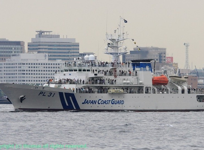 Theo các chuyên gia quân sự, hiện nay tàu chấp pháp trên biển của các nước sẽ phát triển theo một số xu hướng chủ đạo sau: Thứ nhất, tăng kích thước của tàu. Điều này sẽ giúp tàu có thể nâng cao khả năng chống chịu sóng, gió, năng lực hành trình liên tục và các tính năng khác. Bên cạnh đó, do yêu cầu của chức năng chấp pháp, tàu chấp pháp thường phải bố trí tương đối nhiều phòng ở và các khoang chức năng khác, do vậy, tiết diện cản gió lớn. Nguồn ảnh: BI.