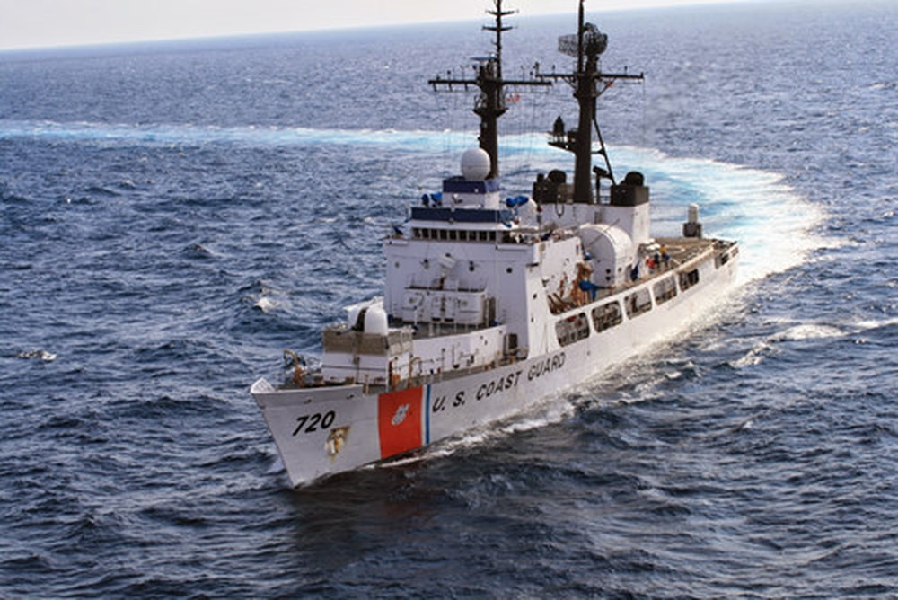 Tùy theo tổ chức của mỗi quốc gia, lực lượng tàu chấp pháp trên biển có thể thuộc biên chế của lực lượng bảo vệ bờ biển hoặc thuộc biên chế của lực lượng cảnh sát biển. Những tàu này thường có lượng giãn nước lớn, trang bị bán vũ trang hoặc là vũ trang toàn phần để có đủ năng lực đối phó với các tình huống khẩn cấp và nguy hiểm trên biển. Nguồn ảnh: BI.