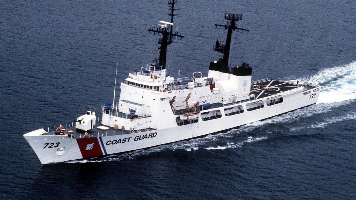 Một trong những biện pháp nâng cao hiệu quả năng lực chịu gió là tăng lượng giãn nước của tàu. Bình thường, tàu chấp pháp 3.000 tấn có thể chịu được gió cấp 11 - 12; tàu 5.000 tấn có thể chịu được gió cấp 12. Nguồn ảnh: BI.