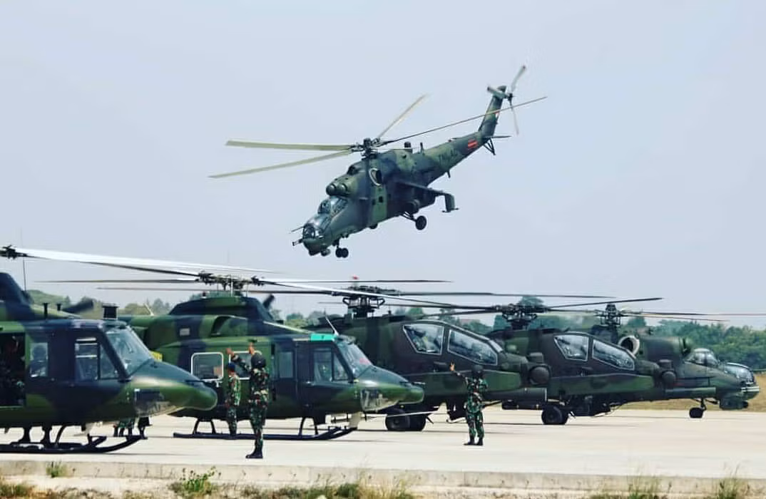 Indonesia đang biên chế 5 trực thăng vũ trang Mi-35P. Đây là phiên bản xuất khẩu dựa trên mẫu Mi-24 của Nga. Khả năng hoạt động ổn định, kho vũ khí đáng gờm, Mi-35P là một trong số những trực thăng tấn công đáng sợ nhất thế giới.