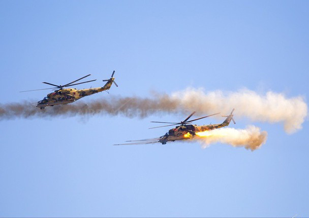 Về khả năng mang vác vũ khí, trực thăng tấn công Mi-35P thiết kế với cánh phụ có khả năng mang được tải trọng 2,4 tấn trên 4 giá treo. Ngoài rocket và bom, Mi-35P còn có thể mang được cả tên lửa đối đất và tên lửa đối không tầm nhiệt.