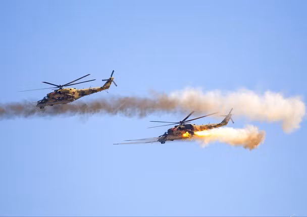 Về khả năng mang vác vũ khí, trực thăng tấn công Mi-35P thiết kế với cánh phụ có khả năng mang được tải trọng 2,4 tấn trên 4 giá treo. Ngoài rocket và bom, Mi-35P còn có thể mang được cả tên lửa đối đất và tên lửa đối không tầm nhiệt.