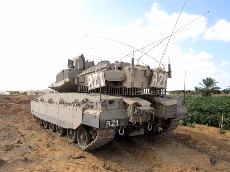 Một ưu điểm khác của hệ thống APS này chính là việc lắp đặt không ảnh hưởng đến kết cấu hay các hệ thống điện tử bên trong xe. Iron Fist Light đã được trang bị cho xe bọc thép chở quân hạng nặng Namer từ năm 2009. Nhưng Bộ Quốc phòng Israel thông báo ngừng tài trợ cho chương trình APS Iron Fist Light từ năm 2010.