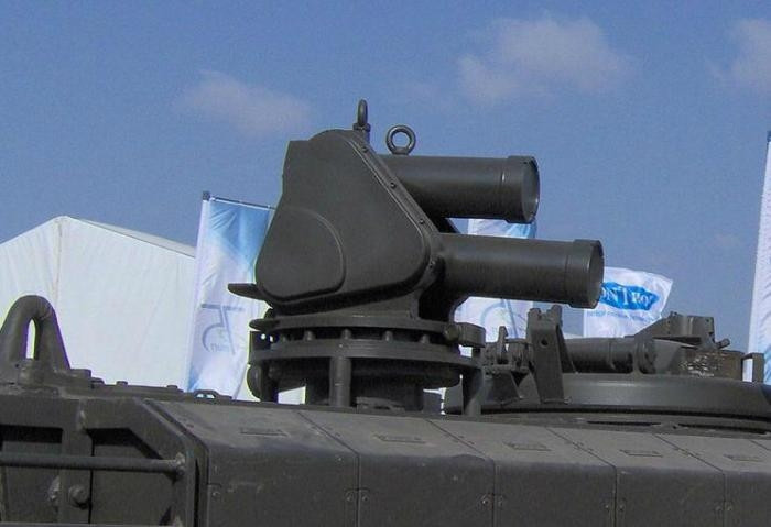 Khi tác chiến, Iron Fist Light sử dụng radar cực nhạy cùng cảm biến hồng ngoại để phát hiện mối đe dọa. Khi xác định xong đối tượng, hệ thống sẽ phóng đạn đánh chặn. Vụ nổ sẽ phá hủy hoặc làm lệch đường bay của tên lửa, đầu đạn... hướng về xe tăng, thiết giáp.