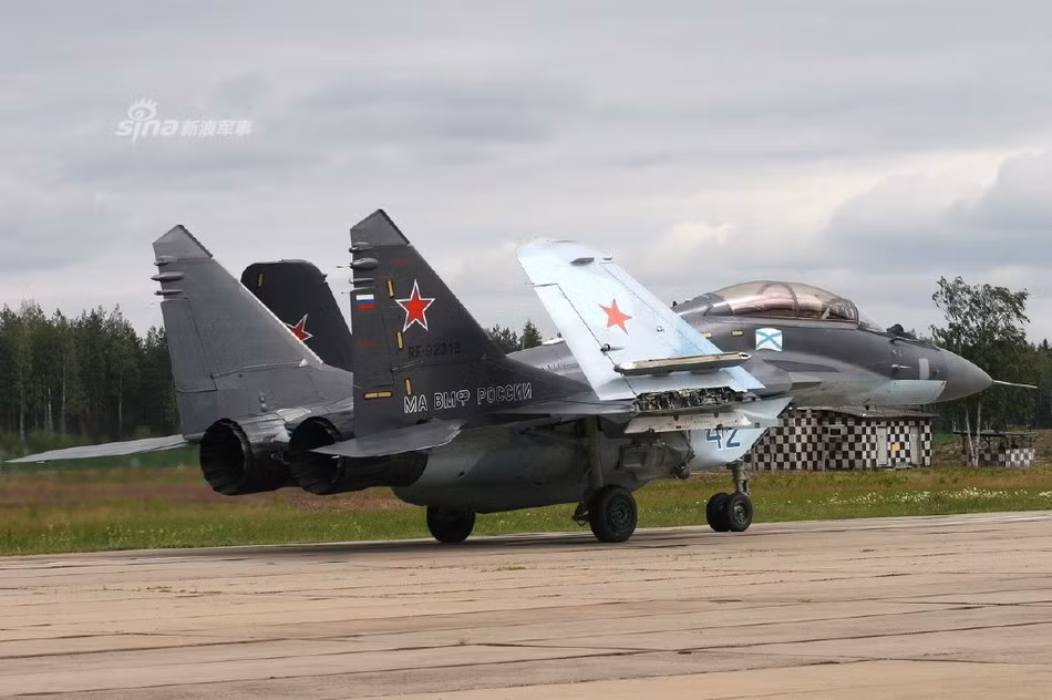 MiG-29K được hải quân Nga sử dụng với vai trò thay thế dần dần cho Su-33, ưu thế của chiến đấu cơ hạng nhẹ tỏ ra phù hợp hơn khi triển khai trên một tàu sân bay 65.000 tấn không có máy phóng.