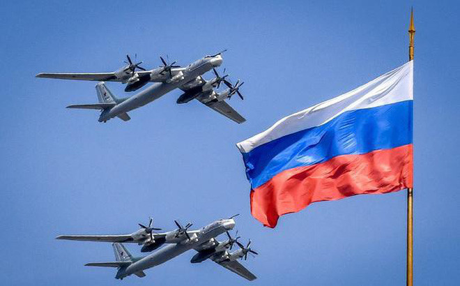 Năng lực mang vũ khí hạt nhân. Hiện nay, hầu hết máy bay ném bom chiến lược của Nga và Mỹ đều có khả năng mang được các loại vũ khí hạt nhân, đồng thời lực lượng này luôn được đặt trong tình trạng sẵn sàng chiến đấu cao. So với tên lửa đường đạn liên lục địa và tên lửa đường đạn phóng từ tàu ngầm, việc dùng máy bay ném bom chiến lược phóng vũ khí hạt nhân có sức uy hiếp cao hơn đồng thời tính cơ động cũng mạnh hơn.