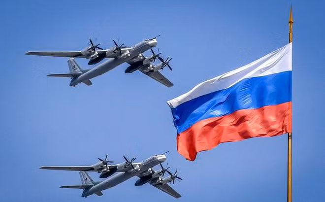 Năng lực mang vũ khí hạt nhân. Hiện nay, hầu hết máy bay ném bom chiến lược của Nga và Mỹ đều có khả năng mang được các loại vũ khí hạt nhân, đồng thời lực lượng này luôn được đặt trong tình trạng sẵn sàng chiến đấu cao. So với tên lửa đường đạn liên lục địa và tên lửa đường đạn phóng từ tàu ngầm, việc dùng máy bay ném bom chiến lược phóng vũ khí hạt nhân có sức uy hiếp cao hơn đồng thời tính cơ động cũng mạnh hơn.