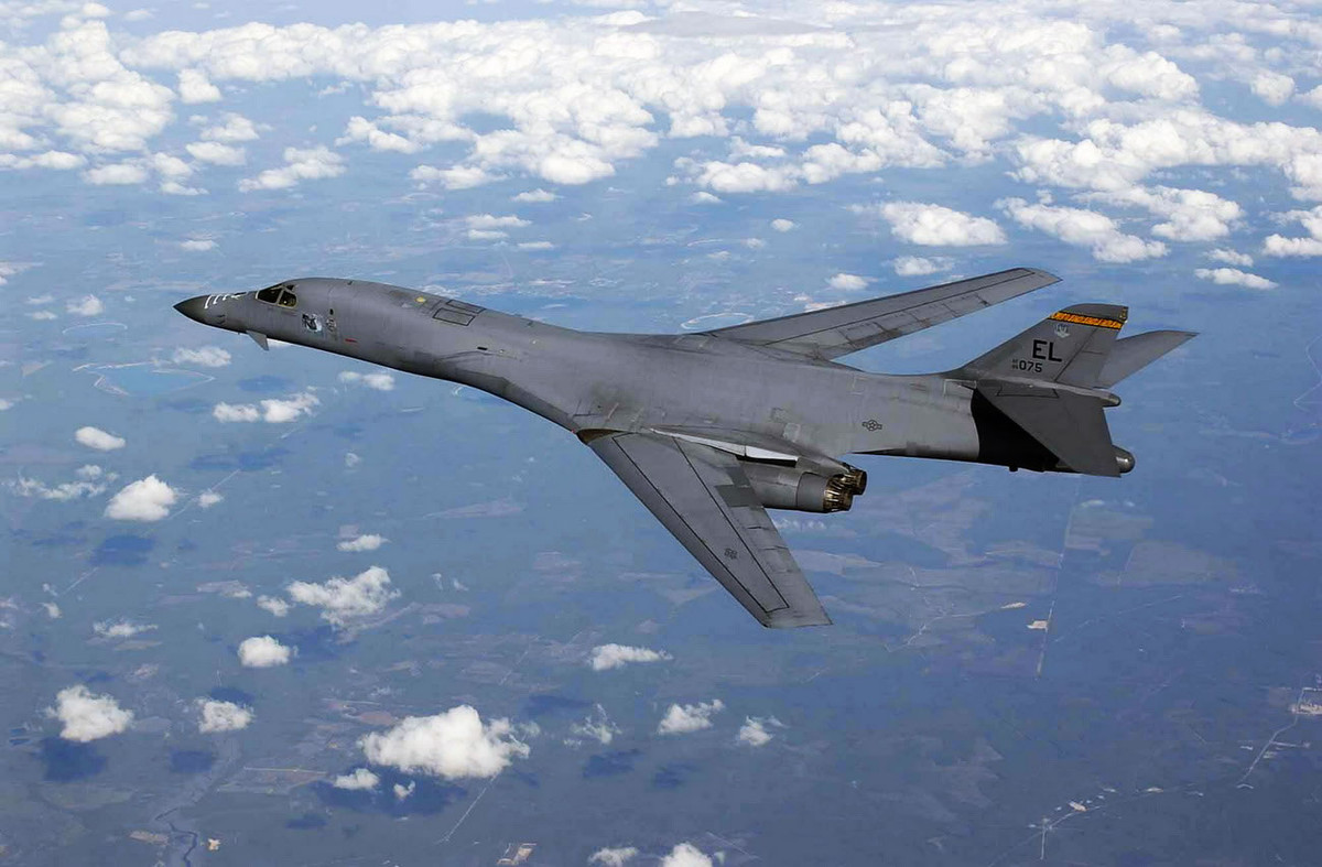 Hiện nay, để nâng cao năng lực tàng hình cho máy bay ném bom chiến lược tầm xa thế hệ mới, cả Nga và Mỹ đều xây dựng phương án thiết kế riêng tuy nhiên vẫn dựa trên các kỹ thuật cơ sở như: Thay đổi kết cấu khí động học; sử dụng vật liệu chế tạo thân vỏ có khả năng hấp thụ sóng radar; phát triển loại sơn phủ mới; giảm thiểu tối đa các hệ thống phát xạ sóng điện từ... với mục tiêu giảm chỉ số phản xạ radar ở phần chính diện xuống dưới 0,1m2.