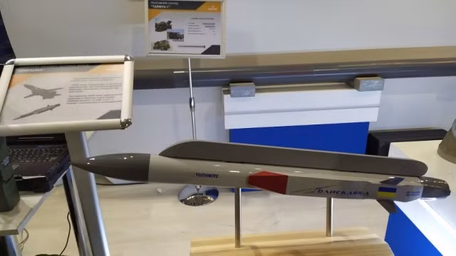 Một trong những mẫu vũ khí thu hút được nhiều sự quan tâm nhất chính là tên lửa không đối đất tầm xa siêu thanh (ASM) có tên định danh là Bliskavka (Lightning trong tiếng Anh).