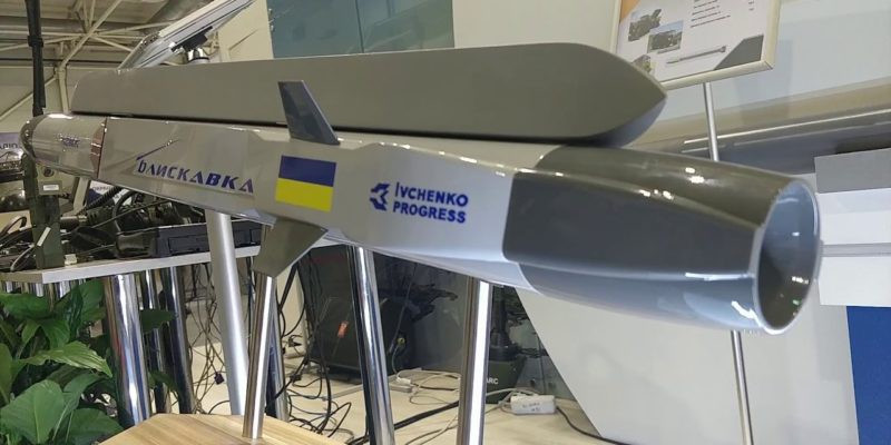 Tương tự Kh-31, tên lửa Bliskavka có 3 phiên bản lắp các loại đầu dò khác nhau bao gồm radar chủ động cho phiên bản chống hạm, radar thụ động của biến chế chống bức xạ và biến thể lắp đầu dò quang điện tử.