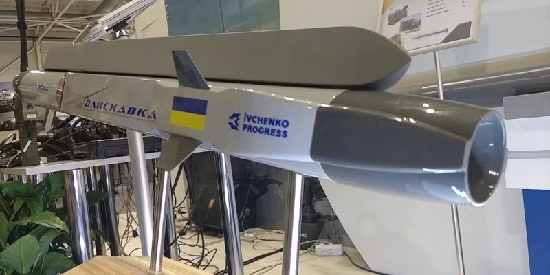 Tương tự Kh-31, tên lửa Bliskavka có 3 phiên bản lắp các loại đầu dò khác nhau bao gồm radar chủ động cho phiên bản chống hạm, radar thụ động của biến chế chống bức xạ và biến thể lắp đầu dò quang điện tử.