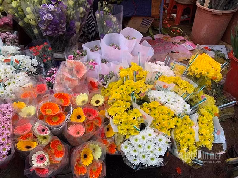 Phat hoang di cho 29 Tet, hoa tuoi tang gia gap 3 lan