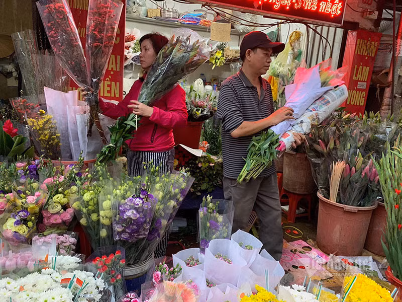 Phat hoang di cho 29 Tet, hoa tuoi tang gia gap 3 lan-Hinh-4