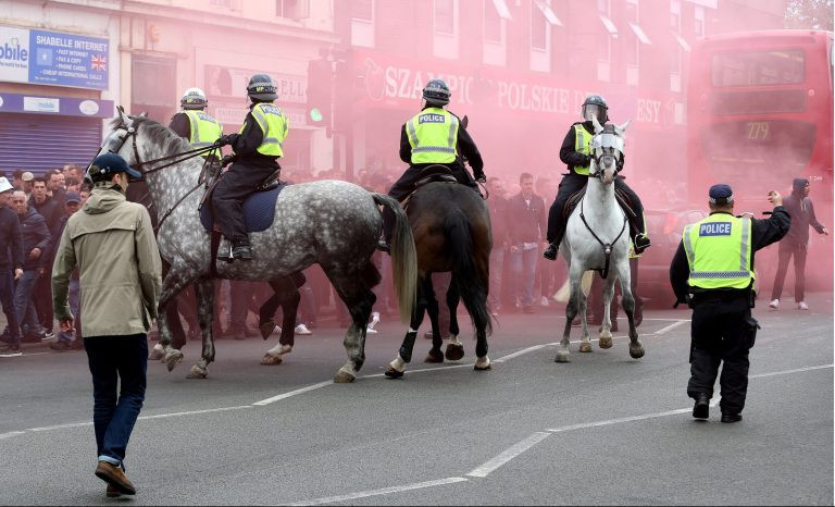 Nổi tiếng nhất hiện tại về việc sử dụng kỵ binh để đàn áp người quá khích có lẽ là lực lượng cảnh sát Anh với hình ảnh những chú ngựa uy nghi tham gia các nghi thức hoàng gia cũng như tham gia tuần tra trên đường phố. Nguồn ảnh: Pinterest.