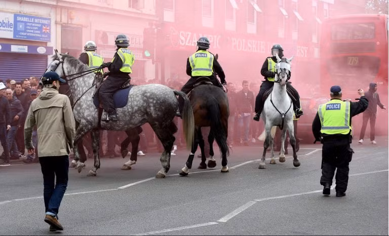 Nổi tiếng nhất hiện tại về việc sử dụng kỵ binh để đàn áp người quá khích có lẽ là lực lượng cảnh sát Anh với hình ảnh những chú ngựa uy nghi tham gia các nghi thức hoàng gia cũng như tham gia tuần tra trên đường phố. Nguồn ảnh: Pinterest.