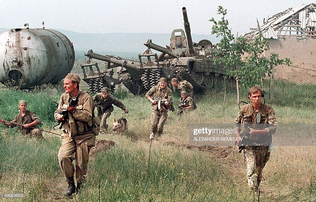 Do đặc thù của cuộc chiến tranh Checnya lần thứ hai, có tới gần 50.000 dân thường bị thiệt mạng trong toàn cuộc chiến.