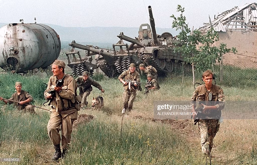 Do đặc thù của cuộc chiến tranh Checnya lần thứ hai, có tới gần 50.000 dân thường bị thiệt mạng trong toàn cuộc chiến.