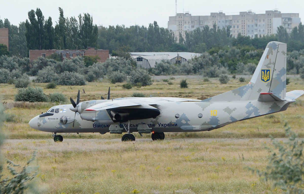 Tầm bay tối đa mà An-26 có thể đạt được là 2550 km, trần bay lên tới 12.200 mét. Tuỳ theo từng mục đích sử dụng, An-26 có thể chở theo 40 lính với đầy đủ trang bị hoặc xe bọc thép hạng nhẹ hoặc vũ khí và đạn dược. Nguồn ảnh: Pinterest.