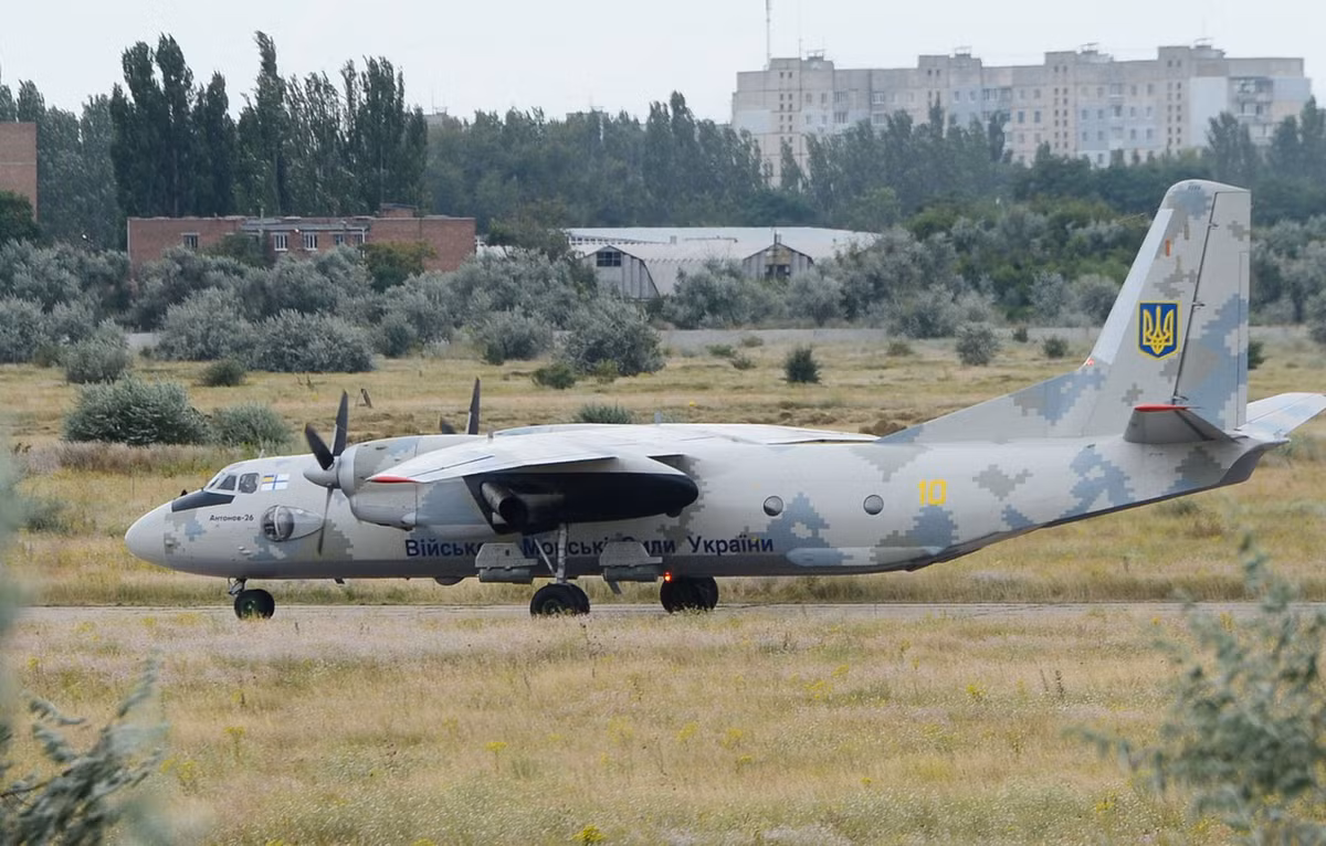 Tầm bay tối đa mà An-26 có thể đạt được là 2550 km, trần bay lên tới 12.200 mét. Tuỳ theo từng mục đích sử dụng, An-26 có thể chở theo 40 lính với đầy đủ trang bị hoặc xe bọc thép hạng nhẹ hoặc vũ khí và đạn dược. Nguồn ảnh: Pinterest.