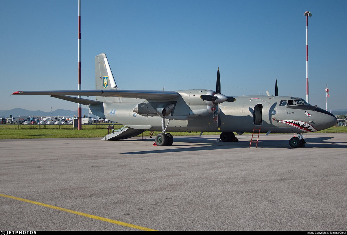 Đây là loại máy bay vận tải được ra đời từ năm 1969 ở Liên Xô. Tới nay, Antonov An-26 được coi là một trong những loại máy bay vận tải phổ biến bậc nhất thế giới với hơn 1400 chiếc từng được ra đời. Nguồn ảnh: Jetphotos.
