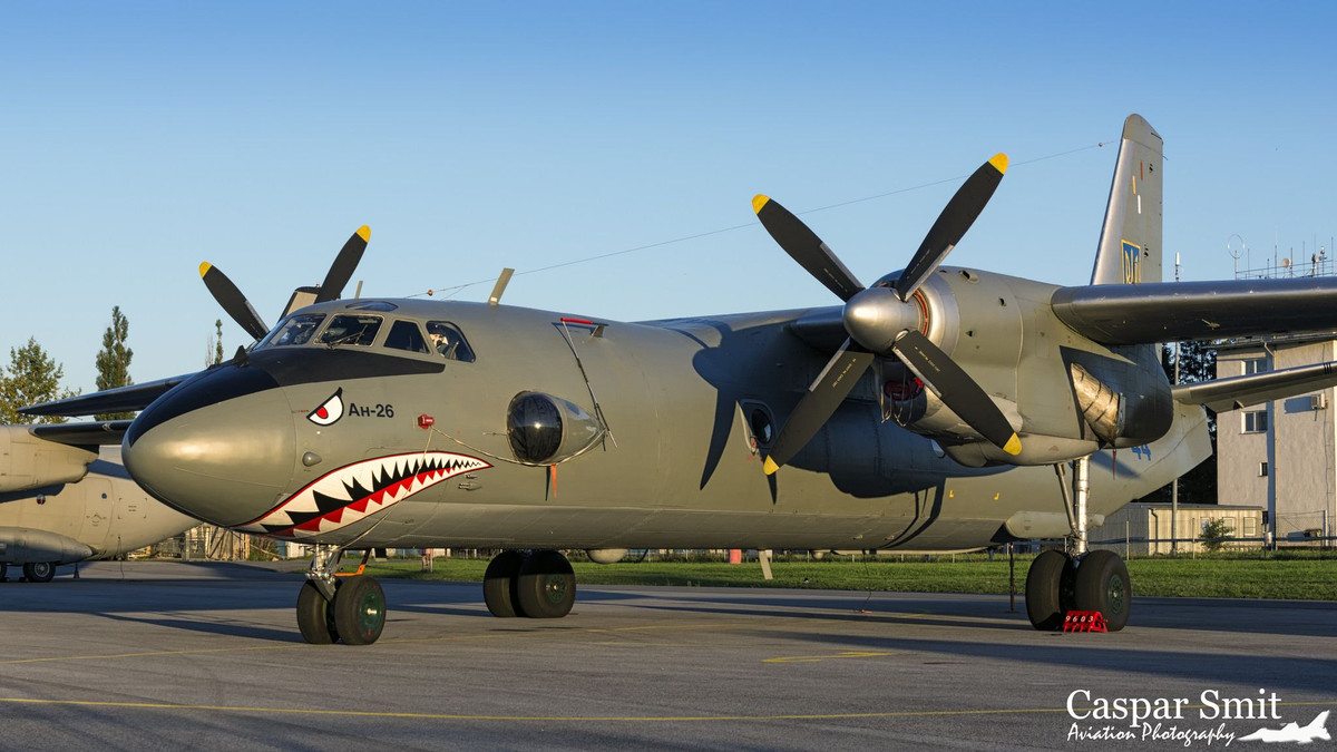 Máy bay vận tải An-26 của Ukraine có phi hành đoàn bốn người, trọng lượng rỗng 15 tấn và có khả năng mang theo tối đa 5 tấn hàng hoá. Nguồn ảnh: Pinterest.