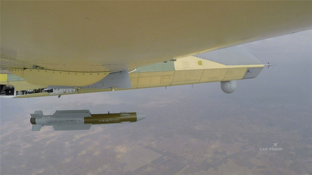 Ngoài ra, Dực Long 2 phiên bản mang được vũ khí cũng có tốc độ bay lớn hơn phiên bản đầu (340 km/h so với 280 km/h) và có thời gian hoạt động liên tục lâu hơn (32 tiếng so với 20 tiếng).