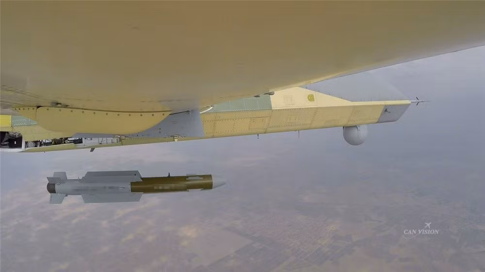 Ngoài ra, Dực Long 2 phiên bản mang được vũ khí cũng có tốc độ bay lớn hơn phiên bản đầu (340 km/h so với 280 km/h) và có thời gian hoạt động liên tục lâu hơn (32 tiếng so với 20 tiếng).