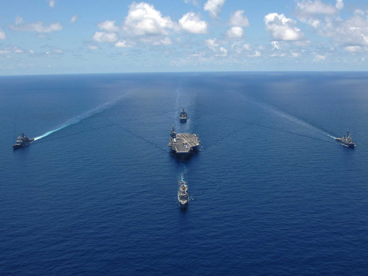 Trong quá khứ, có không ít trường hợp các máy bay chở khách phát tín hiệu khẩn cấp đã hạ cánh xuống các căn cứ quân sự bí mật của không quân Mỹ - nơi bình thường luôn là địa điểm "nội bất xuất, ngoại bất nhập".