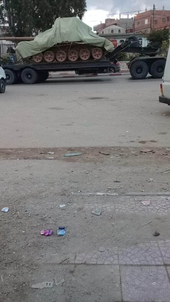 Như vậy, chỉ tính riêng trong dòng T-90A, đã có tổng cộng tới 5 phiên bản "con" khác nhau bao gồm T-90AK bản chỉ huy của T-90A, T-90A phiên bản trang bị PTK-T-2, T-90AK phiên bản chỉ huy của T-90A trang bị PTK-T-1, T-90SA và T-90SKA. Nguồn ảnh: Livejournal.